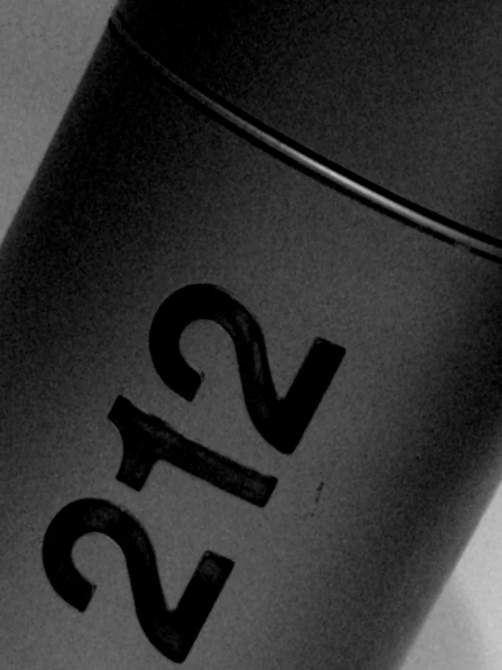 Frasco de perfume Carolina Herrera 212 NYC
